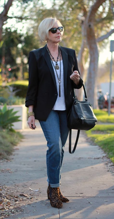 A "le smoking" jacket and French Kande jewelry upgrade a casual outfit. Une femme d'un certain age Mode Ab 50, Over 40 Outfits, 40 Fashion Women, Casual Luxe, Fashion For Women Over 40, 60 Fashion, Mode Casual, Over 50 Womens Fashion, Womens Fashion For Work