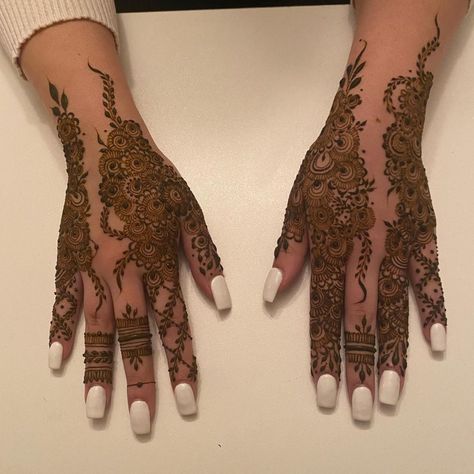 Heavy Mehndi Designs, Gorgeous Mehndi Designs, Mehndi Designs For Eid, Wedding Henna Designs, Short Mehndi Design, Front Mehndi Design, Henna Designs Wrist, Modern Henna, Henna Tattoo Designs Hand