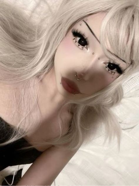 Goth Blonde Hair, Cute Alt Makeup, Blonde Goth, Snake Bite Piercing, Egirl Makeup, Y2k Makeup, Gyaru Makeup, Alt Makeup, Face Piercings