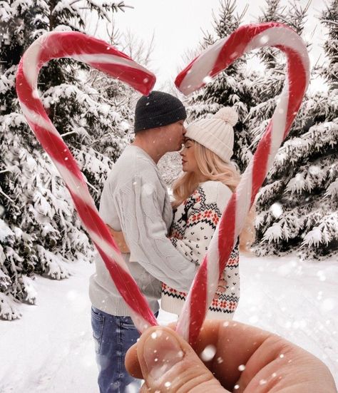 Christmas Tree Poses Instagram, Christmas Tree Couple Pictures, Cute Christmas Couple Pictures, Christmas Tree Poses, Christmas Poses For Couples, Couples Photoshoot Christmas, Family Christmas Photoshoot Ideas, Xmas Couple Photos, Couple Winter Photoshoot