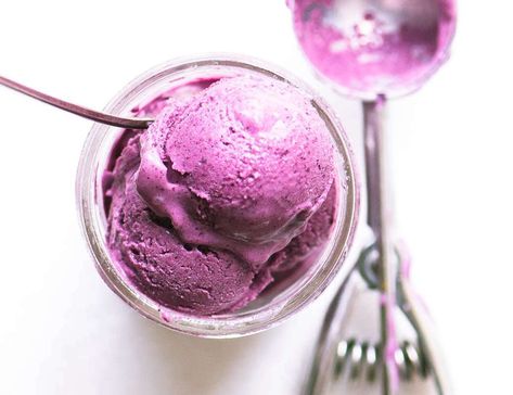 a small dish of no churn blueberry frozen yogurt, with metal scoop Blueberry Frozen Yogurt, Lemon Ice Cream Recipe, Pie Crust Ideas, Easy Ice Cream Recipe Homemade, Butter Dessert Recipes, Pudding Brownies, Frozen Yogurt Blueberries, Tzatziki Dip, Homemade Frozen Yogurt