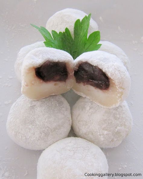 Red Bean Paste Mochi Red Bean Mochi Recipe, Red Bean Mochi, Green Tea Mochi, Sticky Rice Cakes, Sweet Sticky Rice, Sweet Red Bean Paste, Mochi Recipe, Sweet Red Bean, Chinese Dessert