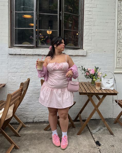 that me espresso 🌸🤍💐 Plus Size Cute Outfits, Outfits For Chubby Girls, Apple Body Shape Fashion, Chubby Girl Outfits, Barbie Quotes, Trip Outfit, Outfits For Mexico, Mid Size Fashion, Chubby Fashion