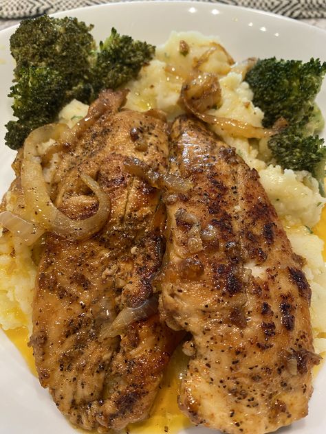 Pan Fried Chicken Breast over a bed of Homemade Garlic Butter Mashed Potatoes w/grilled onions & broccoli 4/2023 Garlic Butter Mashed Potatoes, Pan Fried Chicken Breast, Butter Mashed Potatoes, Chicken Mashed Potatoes, Homemade Garlic Butter, Dinner Today, Pan Fried Chicken, Fried Chicken Breast, Grilled Onions