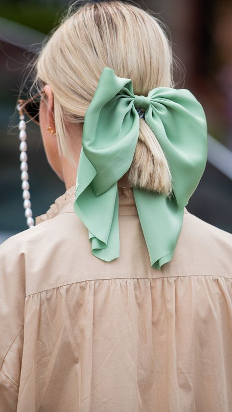 Scrunchies Ideas, Summer Hair Accessories, Designer Hair Accessories, Second Day Hairstyles, Bow Hairstyle, Hair Ribbons, Fall Clothing, Penteado Cabelo Curto, Hair Scarf