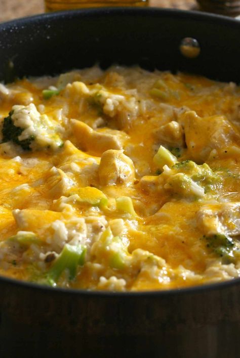 This cheap chicken breast recipe is an easy one-skillet comfort food dish made with frozen broccoli, cream of mushroom soup, cheese, and instant rice. Cheap Chicken Breast Recipes, Easy Chicken And Broccoli, Fried Chicken Livers, Baked Chicken Strips, Slow Cooker Chicken Fajitas, Cheap Chicken Recipes, Baked Chicken Drumsticks, Easy Roast Chicken, Easy Slow Cooker Chicken