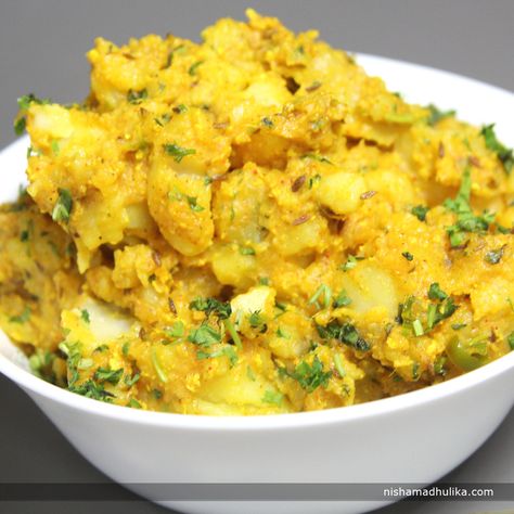 Aloo bharta is a super yummy Indian style spiced mashed potato sabzi prepared especially in northern parts of India. Recipe in English- http://indiangoodfood.com/1729-aloo-ka-bharta-recipe.html (copy and paste link into browser) Bharta Recipe, Mashed Potato Recipe, Recipe Potato, Mashed Potato Recipes, Potato Recipe, Recipe Videos, Mashed Potato, English Food, Super Yummy