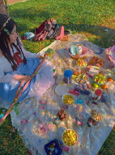 Fairy Picnic Party, Fairy Picnic Aesthetic, Aesthetic Holi, Fairy Candy, Fairy Shoot, Fairy Picnic, Picnic With Friends, Fairy Friends, Fairy Girl