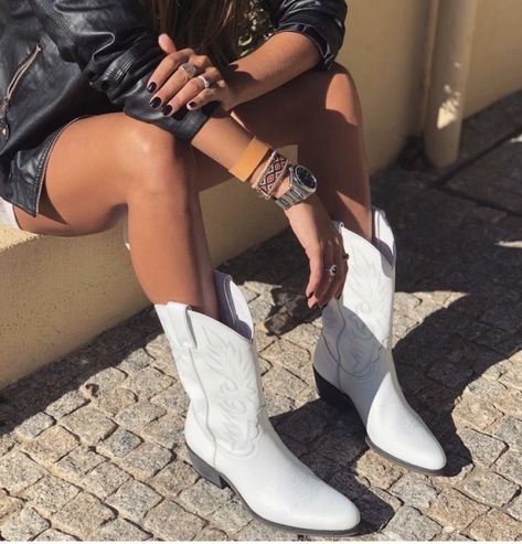 country concert white cowboy boots cute outfit ideas🌾🌞 White Cowboy Boots Outfit, Texan Boots, Cowboy Boots Outfit, Cowboy Boot Outfits, White Cowgirl Boots, Botas Western, White Cowboy Boots, Outfits 70s, Estilo Country