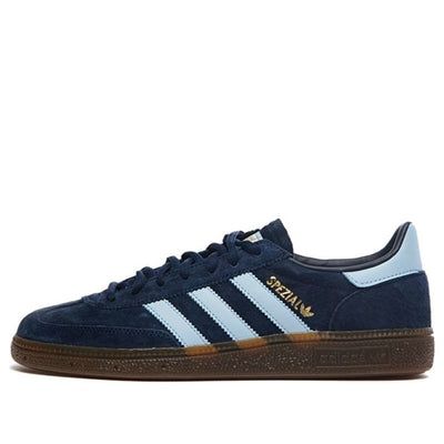 The adidas Handball Spezial Shoes in the Navy Gum colorway are a timeless blend of sporty elegance. Originally designed for elite handball players in 1979, these sneakers have become a style icon. Crafted with a supple suede upper, they exude classic chic. The signature three light blue stripes adorn the sides, while the soft gum rubber outsole pays homage to their vintage roots. Whether you’re a football fan or a fashion enthusiast, the Handball Spezial Shoes offer comfort and style. Step into Birthday Gifts Shoes, Adidas Shoes Navy Blue, Cute Trendy Sneakers, Navy Adidas Shoes, Navy Adidas Samba, Navy Blue Spezial Adidas, Cute Colorful Shoes, Adidas Shoes Sambas, Adidas Shoes Women Blue