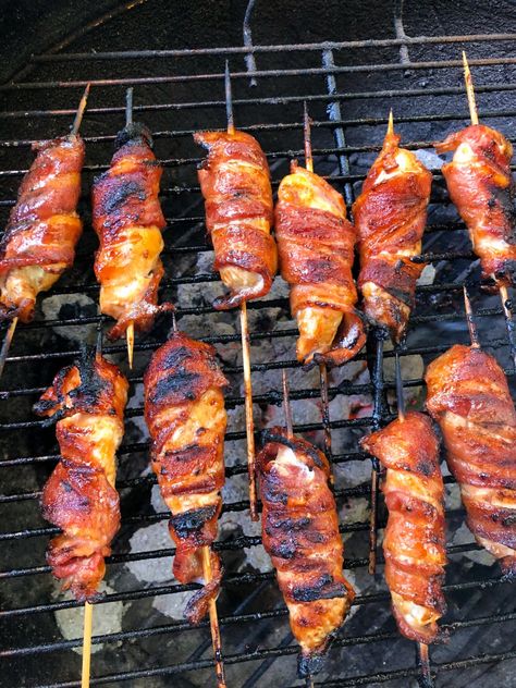 Bacon-Wrapped Chicken Tenders Bbq Food List, Skewers Recipes, Baker Mama, Bbq Side Dish Recipes, Pork Kebabs, Awesome Chicken, Bacon Wrapped Chicken Tenders, Football Appetizers, Grilled Chicken Tenders