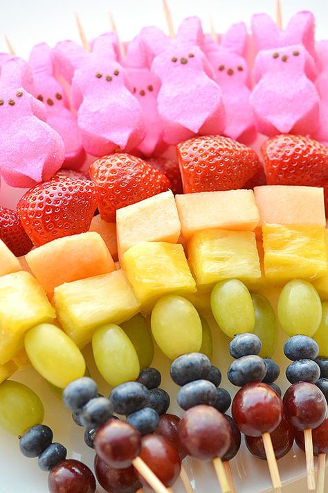 These rainbow Easter Peeps fruit kabobs are SO PRETTY! And they're so simple to make. Such a fun and healthy idea for a Easter snack and a great alternative to candy! Easter Snack Recipes, Easy Easter Snacks, Healthy Easter Snacks, Rainbow Fruit Skewers, Easter Snack, Easter Fruit, Pizza Sugar Cookie, Easter Food Appetizers, Mini Hamburgers