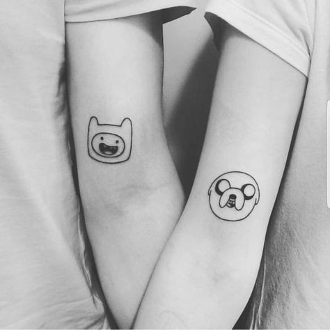 Fin E Jake, Adventure Time Tattoo, Adventure Tattoo, Small Matching Tattoos, Tattoo Time, Sharpie Tattoos, Sibling Tattoos, Art Couple, Matching Tattoo