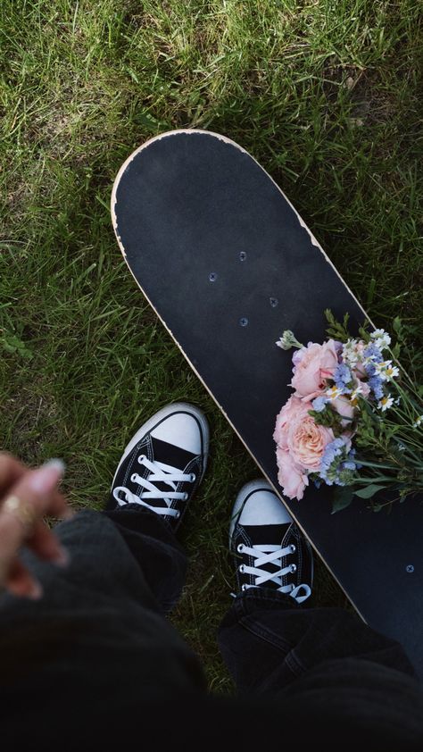 #converse #flowers #skateboard #summer #summervibes #girl Aesthetic Pictures Converse, Skate Board Aesthetic Pictures, Skate Asthetic Picture, Skater Wallpaper Iphone, Converse Pictures, Skate Pictures, Converse Skateboard, Skates Aesthetic, Converse Flowers