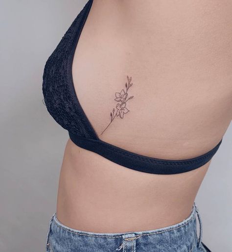 Women Ribcage Tattoo, Lilly Flower Tattoo, Brust Tattoo Frau, Jasmine Tattoo, Lillies Tattoo, Lily Flower Tattoos, Petite Tattoos, Парные Тату, Lily Tattoo