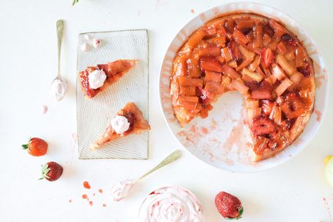 STRAWBERRY RHUBARB UPSIDE DOWN CAKE WITH STRAWBERRY COCONUT WHIPPED CREAM. Strawberry Rhubarb Upside Down Cake, Rhubarb Upside Down Cake, Impressive Cakes, Orange Tart, Rhubarb Juice, Tart Tatin, Rhubarb Tart, Cake With Strawberry, Rhubarb Cake