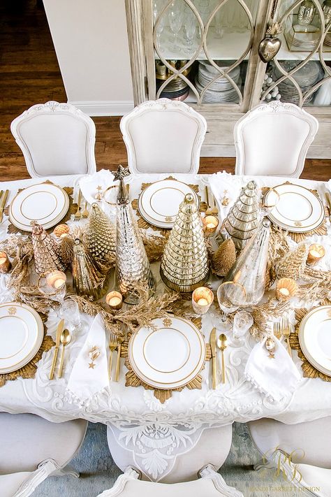 Elegant Gold Christmas Table Scape - Randi Garrett Design Silver Christmas Decorations, Christmas Dining Table, Christmas Dinner Table, Christmas Table Centerpieces, Gold Christmas Decorations, White Christmas Decor, Christmas Tablescapes, Christmas Dining, Ideas Party