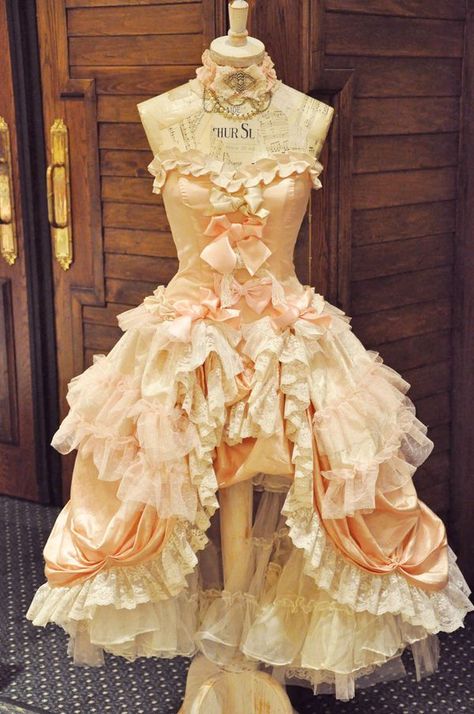 Marie Modern Rococo, Carnaval Make-up, Candy Creations, Costume Carnaval, Rococo Fashion, Dress Form Mannequin, Frou Frou, Dress Forms, Old Fashion