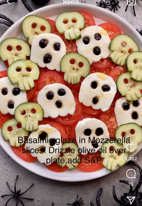 Halloween Crudite, Strawberry Ghosts, Halloween Salad, Honey Appetizers, Spider Cupcakes, Spooky Food, Fun Halloween Food, Easy Halloween Food, Halloween Food Treats