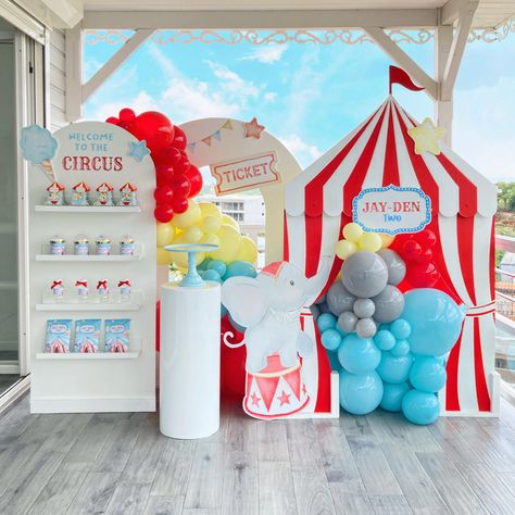 1st Carnival Birthday Party, Disney Carnival Birthday Party, Circus Decorations Party, Circus Theme Backdrop, Carnival Kids Party, Circus Piñata, Diy Circus Decorations, Circus Party Food, Birthday Circus Theme