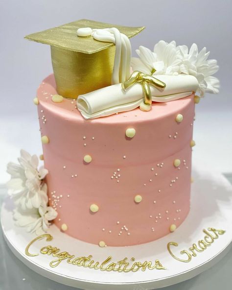 Easy Vintage Cake, Pink Grad Cake, Grad Cake Ideas, Pretty Cake Ideas, Graduation Cake Designs, Congratulations Cake, Desserts For Christmas, Christmas Cake Decorating, Graduation Party Desserts