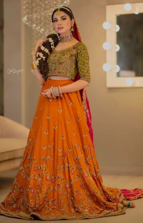 Mehndi Dress For Bride Pakistani Bridal, Nikah Dresses, Mehndi Dress For Bride, Mendhi Outfit, Mehendi Lehenga, Change Appearance, Mehendi Dress, Haldi Photoshoot, Pakistani Dresses Party