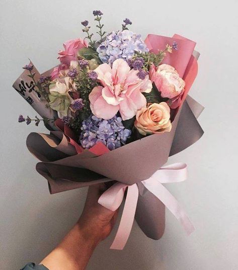 Photo Vintage Bouquet, A Bouquet Of Flowers, Flowers Bouquet Gift, Flowers Arrangements, How To Wrap Flowers, Trendy Flowers, Bouquet Of Flowers, Ikebana, Amazing Flowers