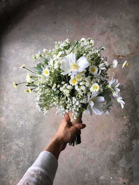 Wedding Bouquets With Daisies, Bouquets With Daisies, Daisy Bouquet Wedding, Small Wedding Bouquets, Simple Wedding Bouquets, Green Wedding Bouquet, White Flower Bouquet, Greenery Bouquet, Daisy Wedding