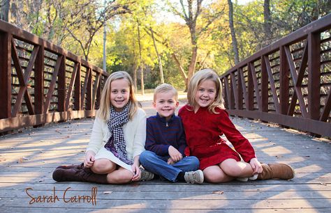 three siblings poses - 3 sibling photos Poses Family Of Three, Sibling Photography Poses, Sibling Photo Shoots, Maternity Photography Family, Extended Family Photos, Sibling Pictures, Poses Family, Trendy Photography, Family Maternity Photos