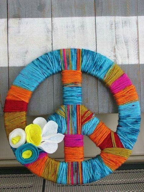 Cozy Homezy — Peace sign wreath ideas in boho style More summer... 70s Parade Float Ideas, Peace Sign Wreath Diy, Diy Peace Sign, Deco Hippie, Peace Sign Wreath, Groovy Decor, Peace Crafts, Atrapasueños Diy, Hippie Crafts