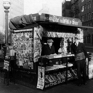 Newspaper Stand, Age Photos, Guys And Dolls, Historical Images, Environment Concept Art, Bw Photo, Black And White Photographs, Street Scenes, Kiosk