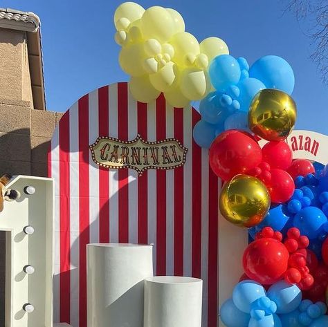 Carnival Photo Booth Backdrop, Carnival Birthday Party Balloon Arch, Carnival Birthday Balloons, Diy Circus Backdrop, Circus Theme Balloons, Diy Carnival Backdrop, Carnival Birthday Party Backdrop, Carnival Theme Birthday Decor, Carnival Party Backdrop