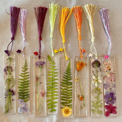 Bookmark Crochet Tutorial, Pressed Flower Bookmark, Bookmark Easy, Dried Flowers Diy, Resin Bookmarks, Bookmark Crochet, Handmade Journals Diy, Bookmark Designs, Flowers In Resin