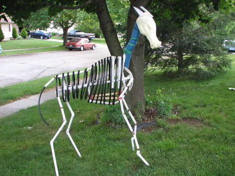 Undead Horse project - HauntForum-cool looking prop once done Horse Skeleton Halloween Diy, Horse Skeleton Halloween, Hayride Ideas, Undead Horse, Mansion Outdoor, Halloween Zoo, Harry Potter Halloween Decorations, Skeleton Horse, Book Release Party