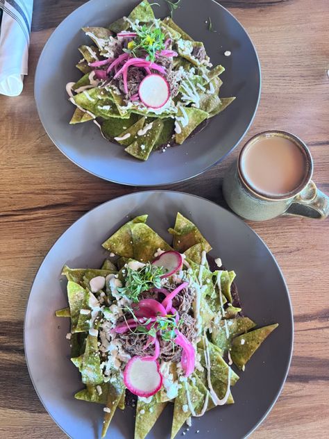 Platos Aesthetic, Chilaquiles Verdes Aesthetic, Chilaquiles Aesthetic, Chipotle Aesthetic Food, Mexican Breakfast Recipes Chilaquiles, Street Food Mexico, Mexico Aesthetic Culture Food, Future Restaurant, Organic Aesthetic