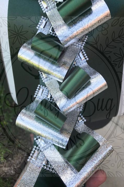 double loops stacked. Homecoming mum loop chain; hunter green, gray and silver Mum Chains Diy, Boys Homecoming Garter Ideas, Loop Chain Mum, Green And Black Homecoming Mums, Double Homecoming Mums, Double Mum Homecoming, Mum Chains, Cheer Mums, Homecoming Braids