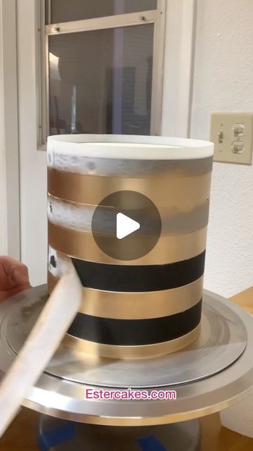 Stripe Cake Design, Striped Cake Tutorial, Modern Buttercream Cake Design, White And Golden Cake, Gold Cake Ideas, Striped Birthday Cake, Striped Cakes, Gold Buttercream, Stripe Cake