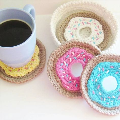 Crochet Donut, Quick Crochet Projects, Crochet Coasters Free Pattern, Coaster Pattern, Crochet Geek, Crochet Coaster Pattern, Crocheted Items, Crochet Curtains, Crochet Beanie Pattern