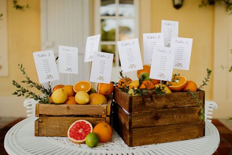 Un mariage fruité et coloré dans le Var – La Sœur de la Mariée Fruit Table Decor Wedding, Tropical Fruit Wedding, Fruit Wedding, Citrus Wedding, Provence Wedding, Orange Table, Dream Wedding Decorations, Aisle Flowers, Wedding Table Plan