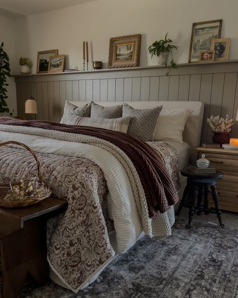 Decorating With Quilts Bedroom, Bedroom Wall Hanging Ideas, Ship Lapped Walls Living Room, Country Rustic Bedroom Ideas, Bed In Corner Of Room Against Wall, Married Bedroom, Traditional Modern Bedroom, Rustic Cottage Bedroom, Bedroom Shiplap