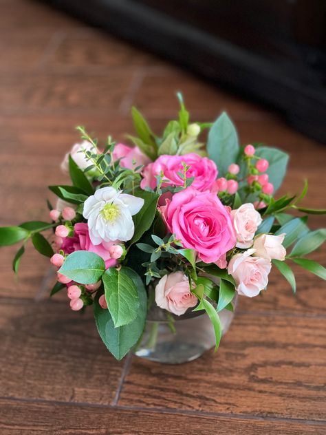 Small Pink Flower Centerpieces, Bowl Vase Flowers, Small Fish Bowl Flower Arrangements, Simple Pink Floral Arrangements, Fish Bowl Flower Centerpiece, Flower Arrangement In Bowl, Small Bowl Flower Arrangement, Small Vase Flowers, Short Floral Arrangements