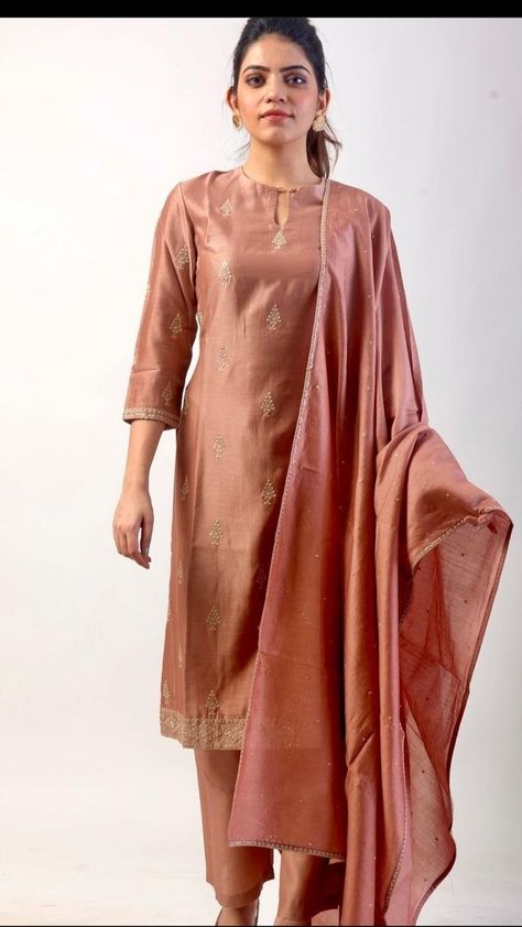 Solid Colour Kurti Designs Latest, Solid Colour Kurti, Colour Kurti Designs, Plain Kurti Designs, Short Kurti Designs, Organza Kurti, Anarkali Designs, Design Kurti, Pakistani Kurta