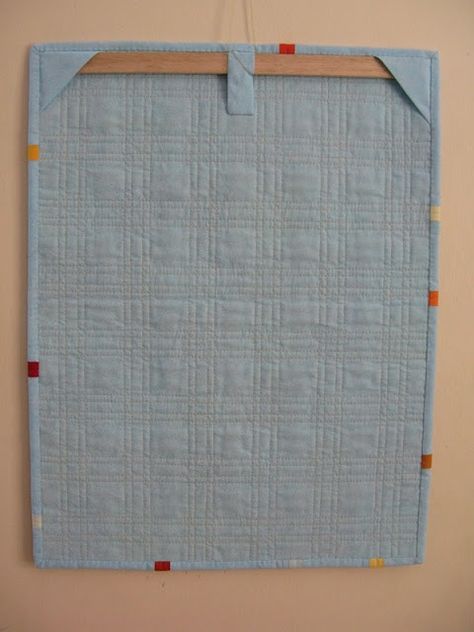 I really like how she did the back for hanging her mini quilt (I generally just wing it with a tube of fabric sandwiched in with the binding to slip a dowel through) Quilt Hanging, Backing A Quilt, Quilt Hangers, Quilt Display, Hanging Quilts, Quilt Modernen, Miniature Quilts, Quilt Binding, Techniques Couture