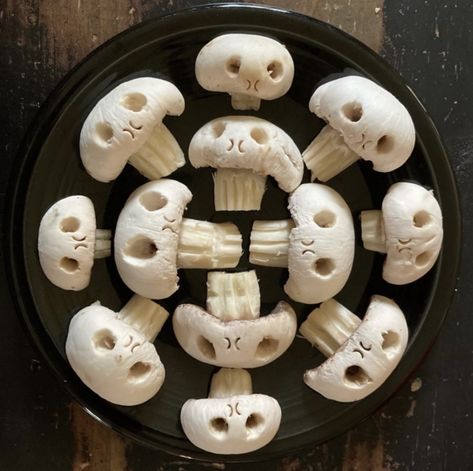 'Mushroom Skulls' Are The Hot New Food Trend For Halloween and It Is So Cool, It's Scary New Food Trends, Creepy Food, Scary Food, Halloween Breakfast, Spooky Food, Halloween Party Dinner, Halloween Food Treats, Halloween Dinner, New Food