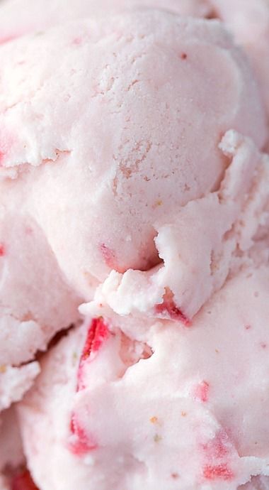 Strawberry Ice Cream Strawberry Ice Cream Aesthetic, Fresh Strawberry Ice Cream, Ice Cream Aesthetic, Strawberry Ice Cream Recipe, Ice Cream Pops, Tiny Treats, Love Ice Cream, Ice Cream Birthday, Ice Cream Popsicles