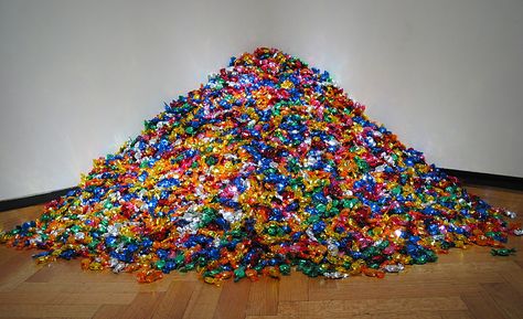 a pile of candy Felix Gonzalez Torres, Individually Wrapped Candy, Ideal Body Weight, Candy Art, Robert Smith, Art Institute Of Chicago, Art Plastique, Visual Artist, Installation Art