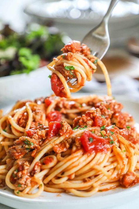 Italian Style Ground Turkey Spaghetti · Easy Family Recipes Pasta Ground Turkey Recipes, Spaghetti With Ground Turkey, Ground Turkey Spaghetti, Spaghetti Easy, Turkey Spaghetti, Delicious Spaghetti, Easy Dinner Options, Easy Family Recipes, Sausage Spaghetti