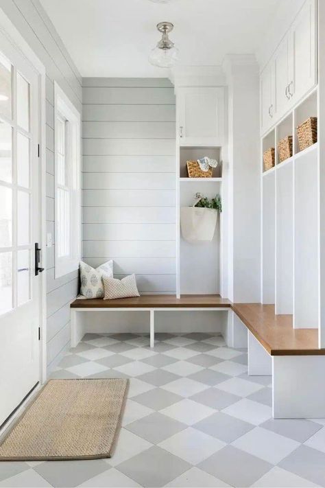 Step into the world of elegance with our guide to 23 chic shiplap entryway designs, each crafted to make a welcoming statement the moment you cross the threshold. Discover how shiplap interiors can transform your home's entrance into a showcase of style and warmth. Practical Mudroom, Small Mudroom, Farmhouse Mudroom, Mudroom Lockers, Mudroom Entryway, Mudroom Decor, Mudroom Laundry Room, Mudroom Design, Real Estat