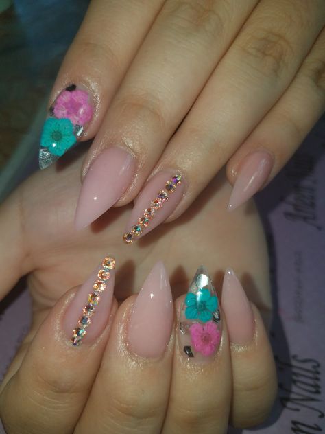 Short stilleto nails with encapsulated flowers Short Stelleto Nails, Short Stilleto Nails Design, Short Encapsulated Nails, Encapsulated Flower Nails, Short Stiletto Nails Designs, Encapsulated Nails Flowers, Cold Nails, Short Stiletto Nail Art, Acrylic Nails Stiletto