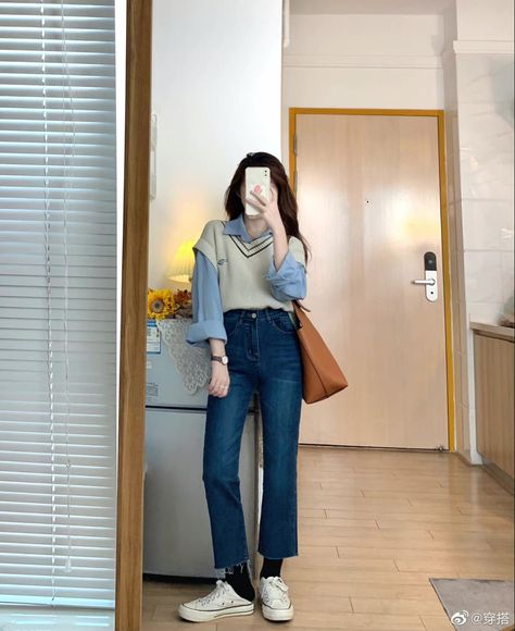 Korean Campus Outfit, Campus Outfit Casual, Neat Casual Outfits, Campus Outfit, Western Wear Outfits, Korean Casual Outfits, Trendy Fashion Tops, Casual Day Outfits, Fashionista Clothes